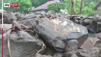 Inondazioni e frane in Indonesia: il bilancio sale a 160 morti