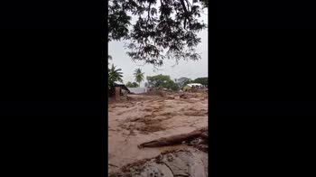 Inondazioni in Indonesia: danni a case e strade. VIDEO