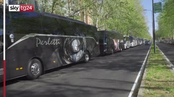 Covid, protesta dei bus a Milano