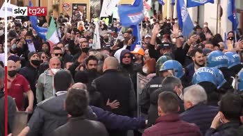 Roma, momenti di tensione tra manifestanti e polizia