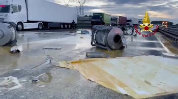 Incidente su A1, autostrada invasa da tuorlo d'uovo. VIDEO