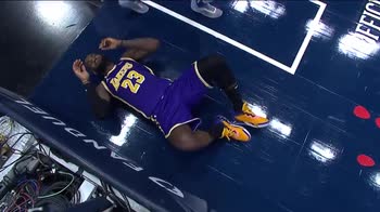 NBA, distorsione alla caviglia per LeBron James