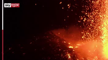 Etna, attivit� vulcanica intermittente e fontane di lava