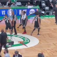 NBA, Kyrie Irving calpesta il logo dei Boston Celtics