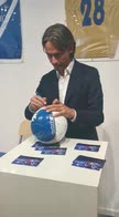 inzaghi-brescia-conferenza-stampa-pallone-firmato