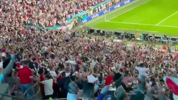 Inghilterra-Danimarca, il gol di Kane visto da Wembley