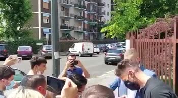 Milan, i primi selfie di Giroud con i tifosi