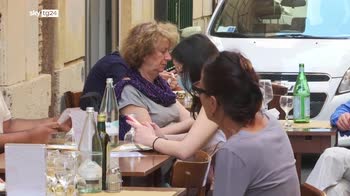 Governo e Regioni trattano ancora su parametri e green pass