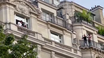 Messi, delirio a Parigi: Leo saluta i tifosi dall'hotel