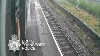 In Uk un auto corre sui binari. Arrestato l'autista. VIDEO