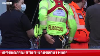 Opera, operaio cade da tetto di un capannone e muore. VIDEO