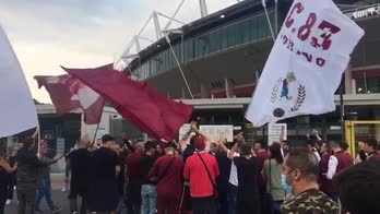 Torino, la carica dei tifosi per il derby della Mole