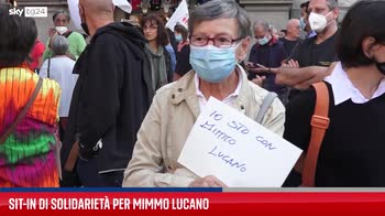 Milano, sit-in di solidarietà per Mimmo Lucano. VIDEO