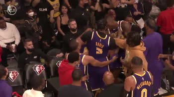 NBA, Lakers: rissa sfiorata in panchina tra Davis e Howard