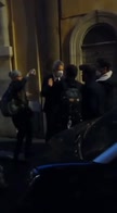 G20, tensioni fuori ambasciata Brasile: reporter strattonat