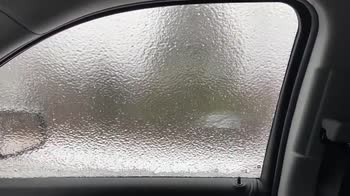 Canada, ghiacciato il finestrino dell'auto. VIDEO