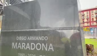 Napoli, presentata la statua di Maradona