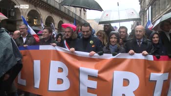 Francia, proteste no vax contro Macron