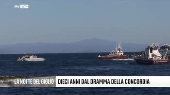 Costa Concordia, fiori in mare per ricordare le vittime