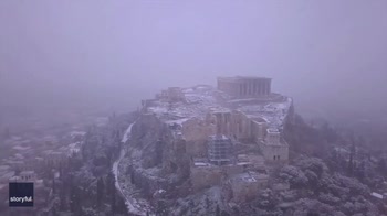 Grecia, l'Acropoli di Atene coperta dalla neve. VIDEO