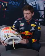 F1, Verstappen mostra il nuovo casco: tanto oro e il n°1