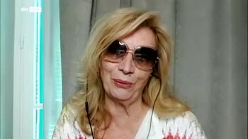 Sanremo 2022, Iva Zanicchi sul palco con "Voglio amarti"