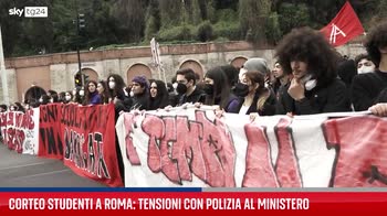 Corteo degli studenti a Roma, tensioni con polizia