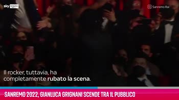 VIDEO Sanremo 2022, Gianluca Grignani scende tra il pubblic