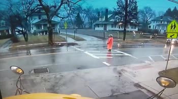 Usa, poliziotto salva bambino all'ultimo momento. VIDEO