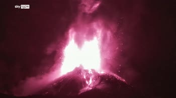 ERROR! Eruzione dell'Etna, fontane di lava dal cratere di Sud-Est