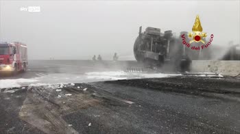Incidenti, esplode autocisterna tra Lodi e Melegnano