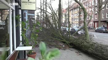 La tempesta Eunice investe anche il Nord-Europa, 9 morti