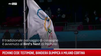 Pechino cede testimone, bandiera olimpica a Milano-Cortina