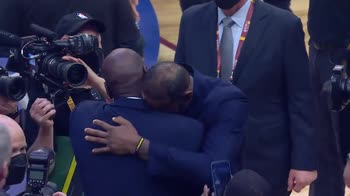 NBA All Star Game: l'abbraccio tra Jordan e LeBron