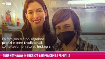 VIDEO Anne Hathaway in vacanza a Roma con la famiglia