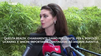 Milano fashion week, Anne Hathaway alla sfilata di Armani