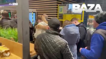 Lunghe file ai bancomat in Russia per prelevare contante