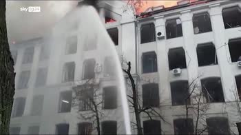 Ucraina, palazzo della polizia in fiamme a Kharkiv