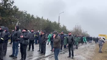 Ucraina, civili bloccano l'ingresso a una centrale nucleare