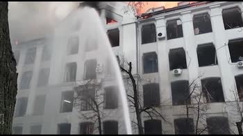 Ucraina, palazzo crolla dopo essere stato colpito. VIDEO