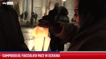 Roma, fiaccolata per l'Ucraina in piazza del Campidoglio