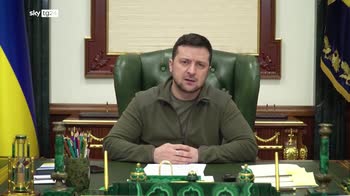 Zelensky nell'ufficio presidenziale: "Resto a Kiev e non mi nascondo"
