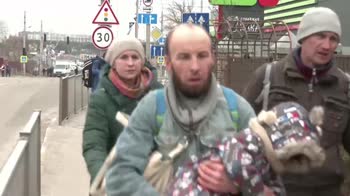 Ucraina, le telecamere di Sky news tra le case dei civili distrutte
