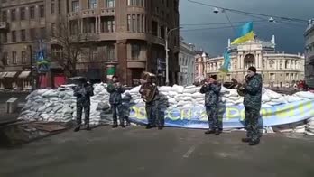 Ucraina, soldati suonano Don't Worry su barricate di Odessa