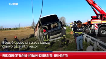 Bus con cittadini ucraini si ribalta su A14, un morto