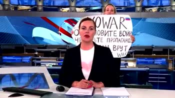 ucraina-giornalista-russa-cartello-no-war
