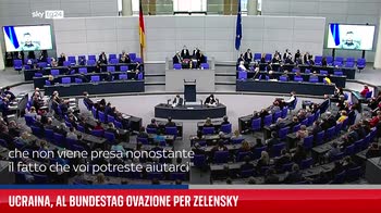 Ucraina, al Bundestag ovazione per Zelensky