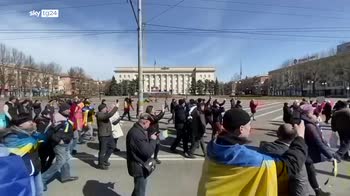 ERROR! Ucraina, a Kherson la folla costringe convoglio russo a ritirarsi