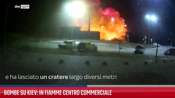 Bombe su Kiev: in fiamme centro commerciale