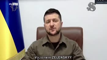 Zelensky si rivolge al Parlamento italiano; Draghi loda resistenza ucraina: servono aiuti militari